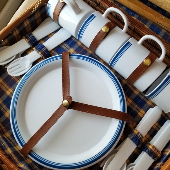 ❗Vintage Wicker Picnic Basket with Utensils❗ - Picture 5 of 15